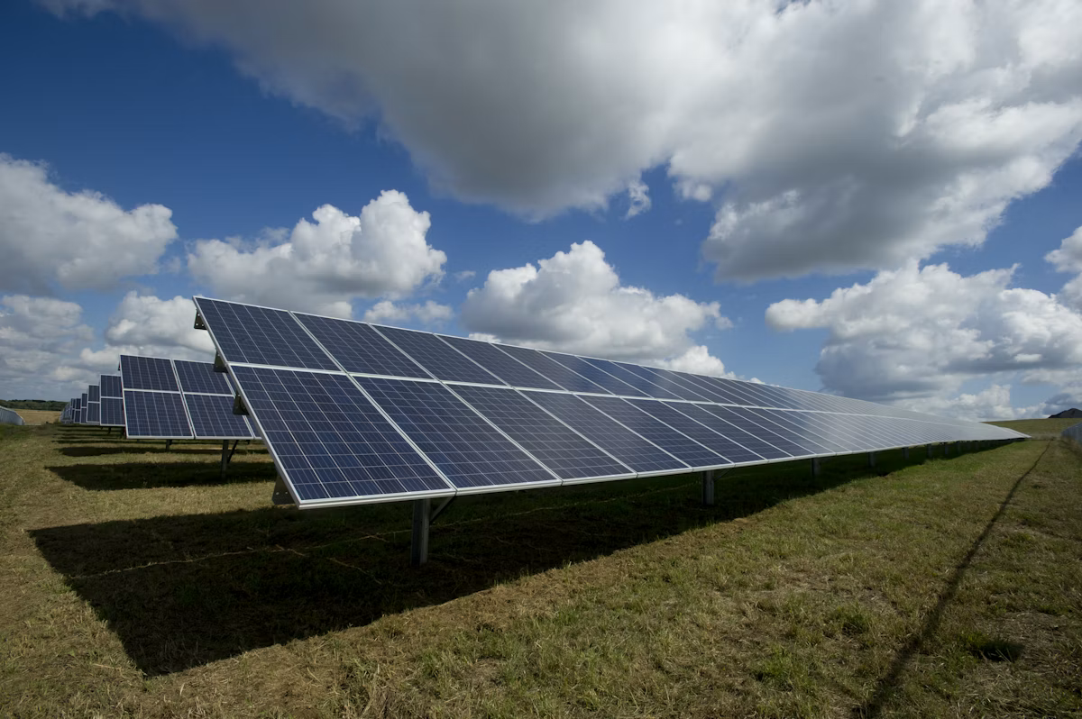 Installation de panneaux photovoltaïques pour un projet solaire – photovoltaïque Hérault